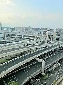 金港ジャンクション(上層)と、国道1号(中層)・横浜駅東口駅前第2交通広場(下層)