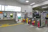 東駅舎内の改札口（2022年1月）