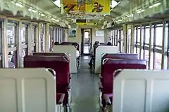 左側の写真は420系(元6421系)の車内。一般車化された後も残されたクロスシート。右側の写真は420系の改良型である430系(元6431系)。製造当初から格下げが意図され、格下げ後は予定通り車両中央部の窓を埋めて3扉化された