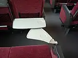 座席備え付けのテーブル