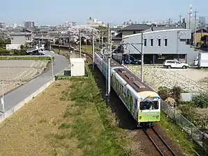 西日野行き電車とホーム遠景(2009年4月)