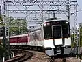 他系列と連結して運転される6820系電車(土師ノ里駅付近にて)