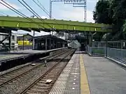ホーム（ホーム上を横切るのは天井川となっている防賀川。2015年現在では切り下げ工事完了に伴い撤去されている）
