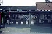 東口