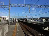ホーム（2012年8月）松阪方面から伊勢市方面を望む。右側が2番線、中央が1番線、左端の柵の設置されているところが旧3番線。