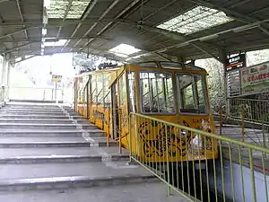 信貴山口駅に停車中の客車(2006年、車体イラストは変更前)