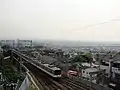 後方に大阪平野が見える（2009年5月 額田駅 - 石切駅間）。