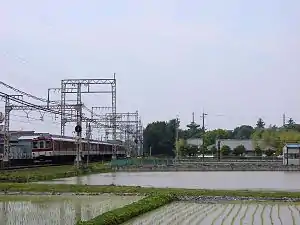 8400系京都ゆき急行。右手には薬師寺(西ノ京駅付近)