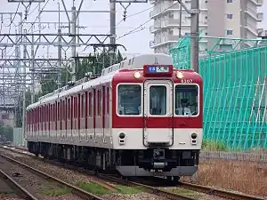 8400系による天理行き各駅停車(二階堂駅付近)