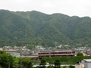 信貴線を走る1430系。背景は高安山。山腹に西信貴鋼索線が見える。