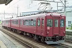 左側の写真は420系(元6421系)の車内。一般車化された後も残されたクロスシート。右側の写真は420系の改良型である430系(元6431系)。製造当初から格下げが意図され、格下げ後は予定通り車両中央部の窓を埋めて3扉化された