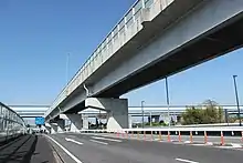 画像左 : 国道419号（手前交差点を左右に横断する道路）と間接接続。奥は四日市方面からの出口。画像右 :国道155号、衣浦豊田道路と間接接続する。