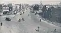 1920年代の金座通り。架空線は全て地下に整理され、近代的な通りだった。左角にタクシー会社