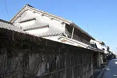 つし二階と虫籠窓のある家