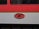 車体中央部に取り付けられた「KIRARA」ロゴマーク叡山電鉄伝統の楕円形の車号板を模したもの