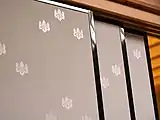 襖には、白地の唐紙に白い雲母の桐紋が光り、座敷に深い陰影を作っている。