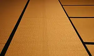 畳は、「中継ぎ表」という技法で、イグサの良い部分のみを使って、中央でつないでいる。畳縁は、麻の本藍染を使用している。