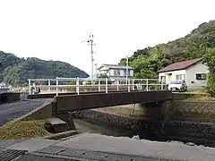 中通島との間を結ぶコンクリート橋（向かって右手が桐ノ小島）