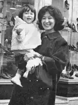 岸と娘のデルフィーヌ・麻衣子。パリにて(1965年)。