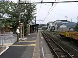 改修後のホーム。祠が建てられている（2010年8月）