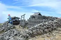 山頂の西側(木曽側・木曽町)にある木曽駒ヶ岳神社