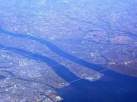 揖斐川・長良川河口(手前)、木曽川河口(奥)空撮