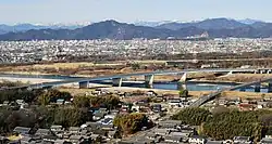 ツインアーチ138から望む木曽川本流に架かる、東海北陸自動車道の木曽川本川橋(2017年(平成29年)1月18日撮影)