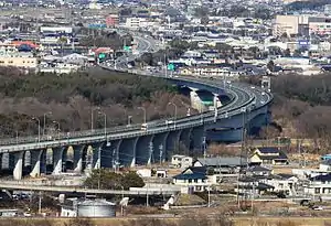 ツインアーチ138から望む木曽川北派川に架かる、東海北陸自動車道の木曽川北派川橋（2017年（平成29年）1月18日撮影）