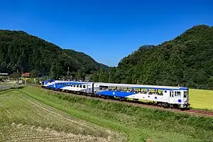 木次線を走行する「奥出雲おろち号」(2022年10月 日登駅 - 下久野駅間)