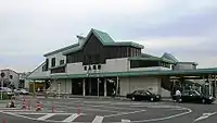 開業当初の東口外観。後にエレベーターが設置されて外観が変化している。（2007年6月）