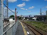 ホーム（2017年6月）写真右端に高崎線の線路が見える。
