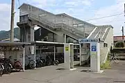 JR西日本時代の西口、ICカード用の改札機が設置されている。