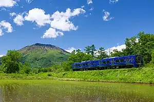 北しなの線を走行するSR1系電車(古間駅 - 黒姫駅 2022年5月)