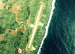 北大東空港付近の空中写真。(1978年撮影)滑走路延長800 mの頃。国土交通省 国土地理院 地図・空中写真閲覧サービスの空中写真を基に作成