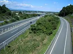 左手前から右奥に向かうのが東北道、左奥の秋田道方面から右手前にかけて弧を描くのが、東北道上り方面へのAランプ