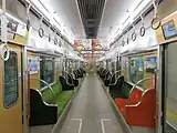 3次車の車内シート中央のスタンションポール（縦手すり）、つり革が削減されている。扉と座席の袖仕切りの間隔も開いている。