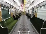4次車の車内床材が石畳柄のものに変更されている。