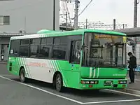 00052000年度に導入された日産ディーゼル+西工車体の中型ノンステップバス。運行開始当初は黄緑色の塗装であったがのちに塗り替えられた。