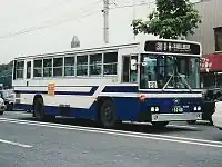 都市型低床車（偏平タイヤ低床車）の例：三菱P-MP118M（西工58MC）（北九州市交通局））