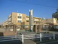 「この清水というのは、そこにある清水小学校の前名板櫃尋常高等小学校に通っていたので、なつかしい土地の名でもあった」