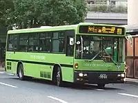 99011999年度に導入された日産ディーゼル+西工車体の大型ノンステップバス。この塗装は運行開始当初のもので、のちに上記の0005と同様に塗色変更された。