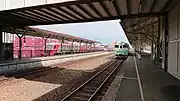 ホーム奥には貨物駅がある。（2020年9月）
