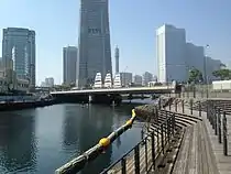 橋下をスタンドアップパドル・サーフィン (SUP) で移動する人々（2014年6月撮影）〈※画像はクリックで拡大可〉