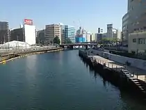 橋上より弁天橋方面を見る（北仲橋〜弁天橋間の河岸にはボードウォークが整備されている）（2014年6月撮影）