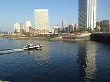 当橋梁北東側の旧灯台寮護岸（対岸の汽車道より撮影）（2014年6月撮影）