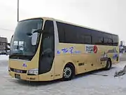 エアロクィーン BKG-MS96JP(左)とLKG-MS96VP(右)の外観比較(ケーエス北の星観光バス)