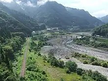 北小谷駅俯瞰と姫川（2010年4月1日）