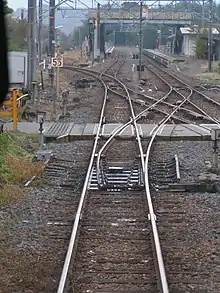 旧引き上げ線から住川街道踏切、駅構内を望む。(2005年12月4日)