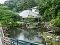 池苑と鉄斎美術館別館（奥）