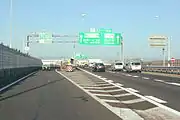 本線（内回り）からの流出部すぐ奥に清洲JCTが控える